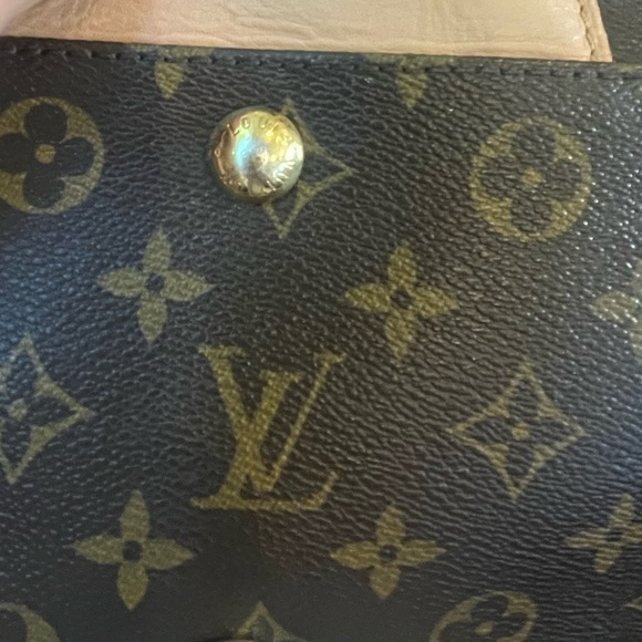 Louis Vuitton Beverly Shoulder Bag - Picture 9 of 17
